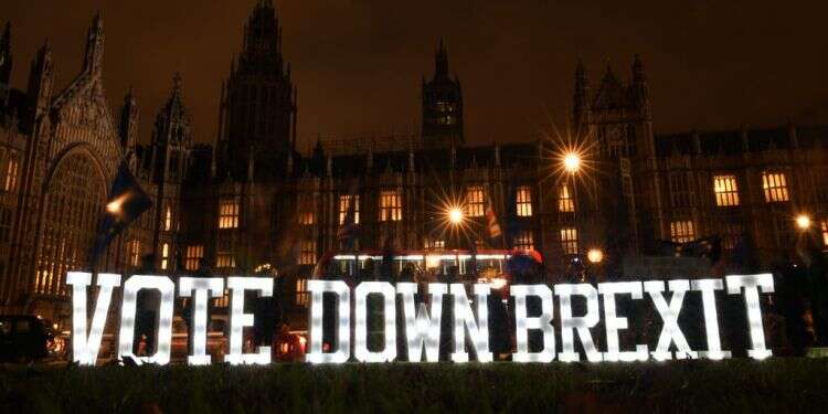 שלט נגד היציאה מהאיחוד שהוצב מול הפרלמנט. צילום: גטי אימג'ס צילום: גטי אימג'ס