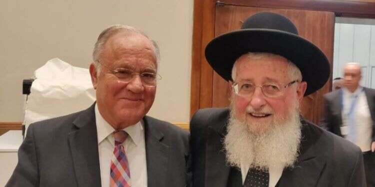 הרב דייכובסקי (מימין) עם הרב יחיאל וסרמן, מנהל המחלקה לשירותים רוחניים בתפוצות. צילום: מיכאל טוכפלד צילום: מיכאל טוכפלד