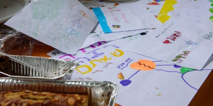 מכתבי ילדים וצ'ופרים לחיילים. צילום: אייל מרגולין, ג'יני צילום: אייל מרגולין, ג'יני