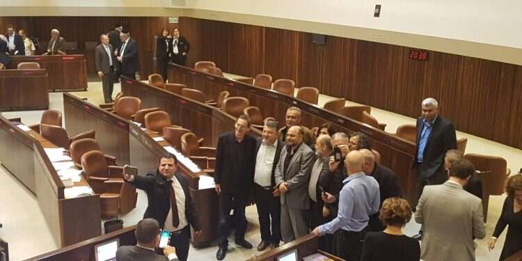 סלפי בכנסת. הרשימה המשותפת. צילום: שירית אביטן כהן צילום: שירית אביטן כהן