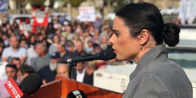 השרה איילת שקד בהפגנה כששרי הימין מפגינים נגד עצמם