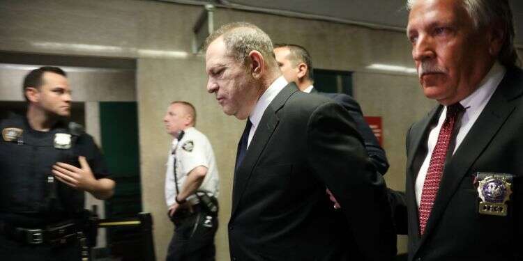 הארווי ויינסטין מובל למאסר. צילום: גטי אימג'ס