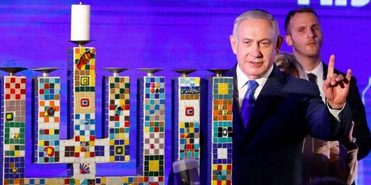 ראש הממשלה בהדלקת נרות. צילום: AFP צילום: AFP