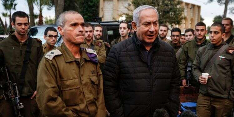 ראש הממשלה נתניהו ואלוף פיקוד צפון יואל סטריק בגבול לבנון. צילום: AFP צילום: AFP