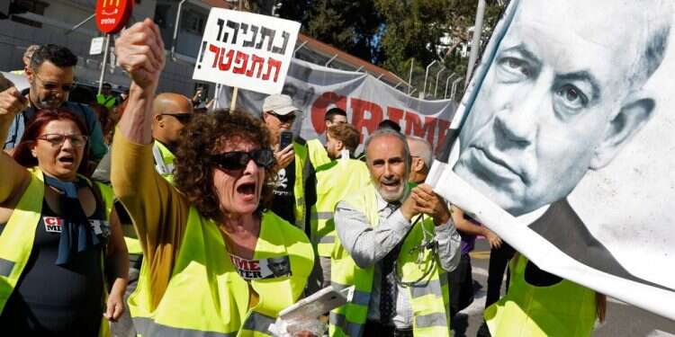 מתחת לפני המים: המטרה האמיתית של המחאות החברתיות