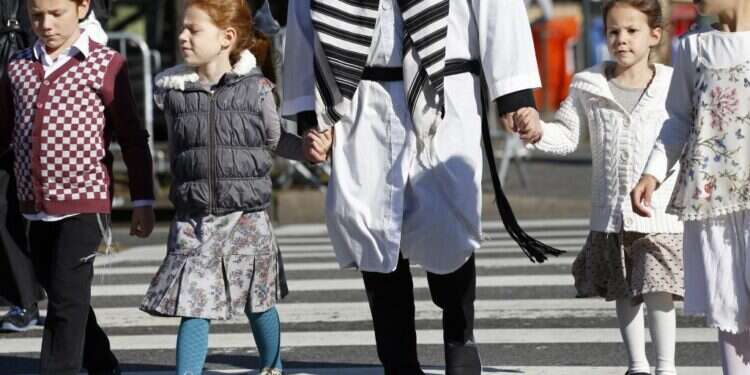 משפחה יהודית בתפוצות ביום כיפור. צילום: AP צילום: AP