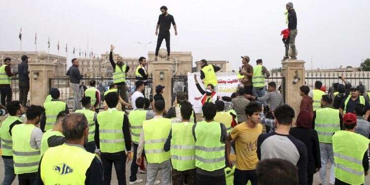 הפגנת האפודים הצהובים בבצרה, בעיראק. צילום: AP צילום: AP