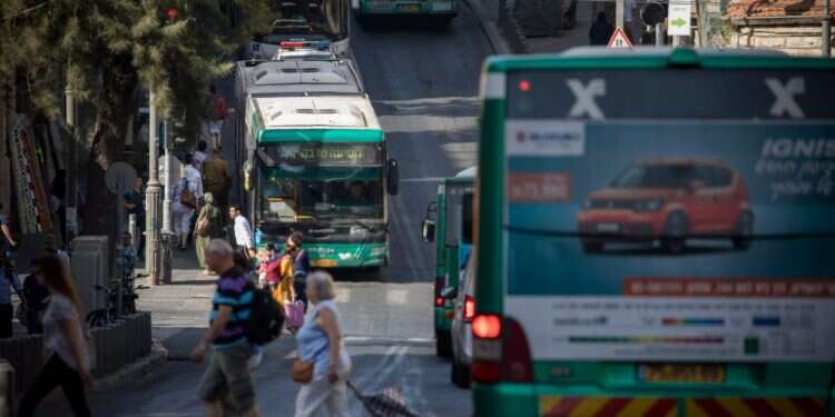 תחבורה ציבורית. צילום: יונתן זינדל, פלאש/90 צילום: יונתן זינדל, פלאש/90