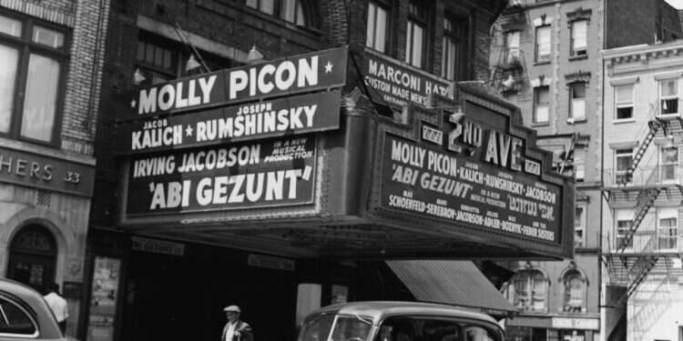 עולם אבוד, דינוזאורי וקסום. פרסום להצגה ביידיש צילום: גטי אימג'ס