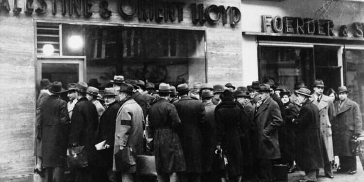 יהודים מחוץ למשרדי חברת הספנות צילום: גטי אימג'ס