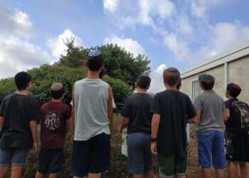 ההורים מעוניינים בישיבה תיכונית, משרד החינוך מסרב, ובינתיים הילדים בבית