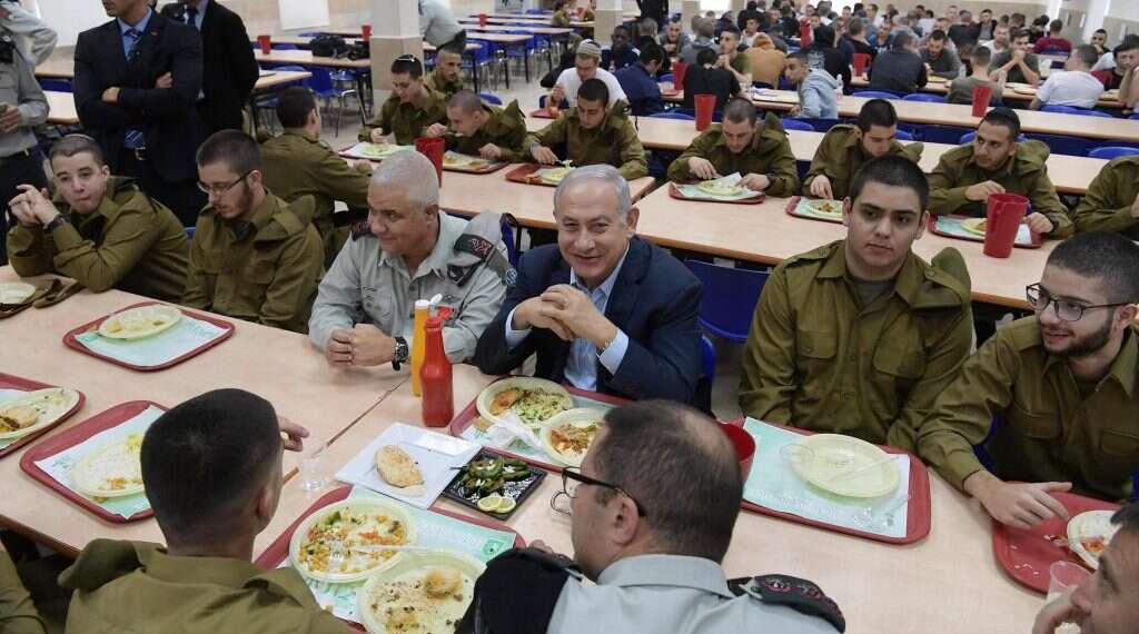 נתניהו עם מתגייסים טריים בבסיס הקליטה והמיון בתל-השומר, השבוע. צילום: עמוס בן-גרשום, לע צילום: עמוס בן-גרשום, לע"מ