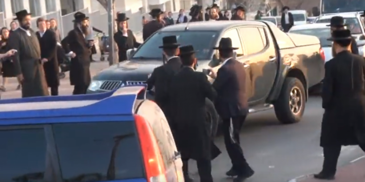 חרדים חוסמים כביש בבית שמש. צילום: צילום מסך צילום: צילום מסך