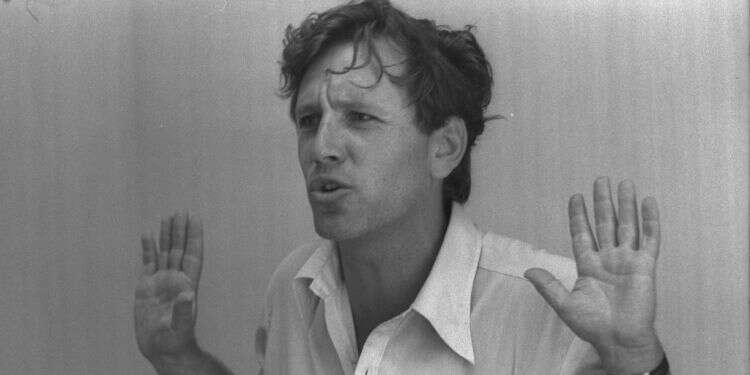 עמוס עוז ב-1973. צילום: הרמן חנניה, לע''מ צילום: הרמן חנניה, לע''מ