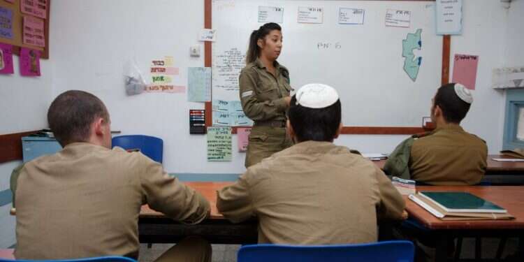 מורה חיילת. צילום: אנצ'ו ג'וש ג'יני צילום: אנצ'ו ג'וש ג'יני