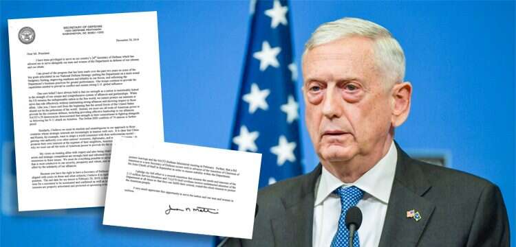 מזכיר ההגנה מאטיס ומכתב ההתפטרות. צילום: AFP צילום: AFP