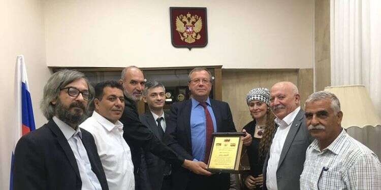 השגריר הרוסי ואנשי בנאא' אל-בלד. צילום: שגרירות רוסיה צילום: שגרירות רוסיה
