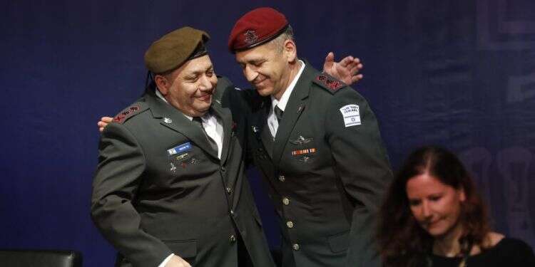 הרמטכ''ל אביב כוכבי וקודמו בתפקיד גדי איזנקוט. צילום: EPA צילום: EPA