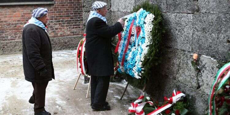 ניצולי שואה בפולין. צילום: EPA צילום: EPA