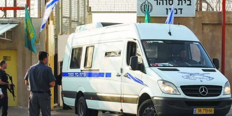 ניידת להעברת אסירים. צילום: מישל דוט קום צילום: מישל דוט קום