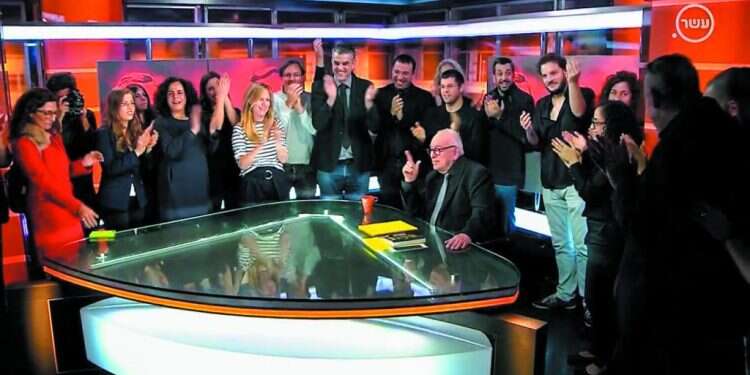 צוות ערוץ 10 נפרד מירון לונדון. צילום מסך צילום מסך