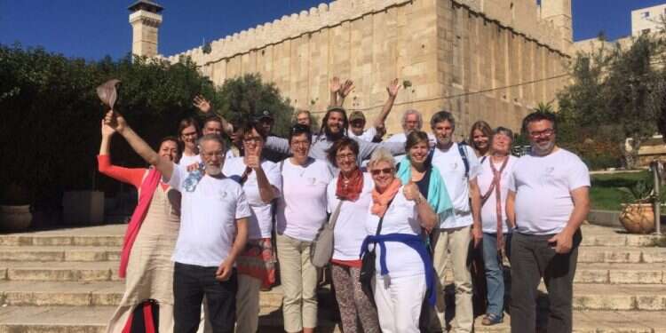 תיירים במערת המכפלה עורך הדין של נוער הגבעות ששם את יו"ש על מפת העולם