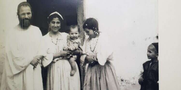 משפחה יהודית במרוקו, המאה ה-19, התמונה מוצגת בבית הכנסת והמוזיאון היהודי במרקש מספרים פוחתים, מסורת מפוארת: זיכרונות מיהדות מרוקו