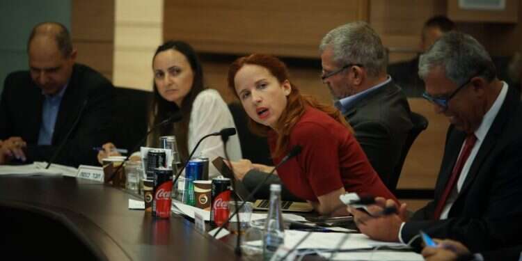 הופעה נדירה. שפיר בוועדת הכספים של הכנסת. צילום: אורן בן חקון צילום: אורן בן חקון