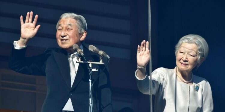 הקיסר ורעייתו מנופפים לקהל. צילום: AFP צילום: AFP