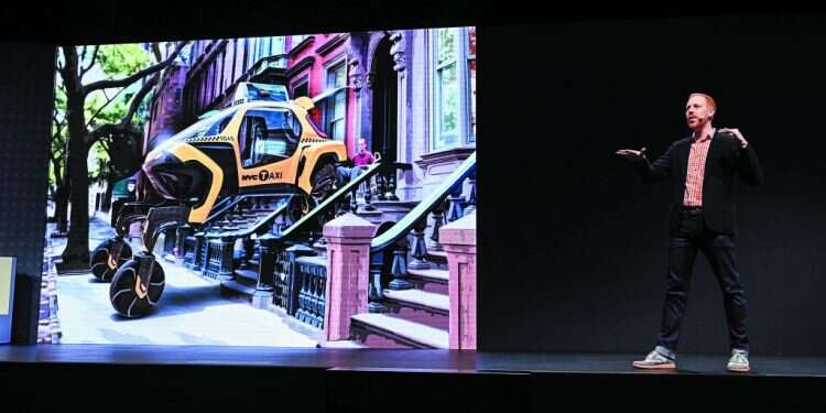 ביירון מציג את הרכב העתידני. צילום: AFP צילום: AFP