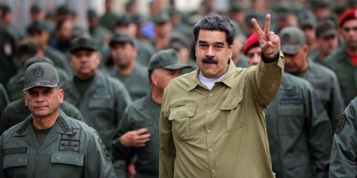 נשיא ונצואלה מדורו בהפגנה של תומכיו. צילום: AFP צילום: AFP