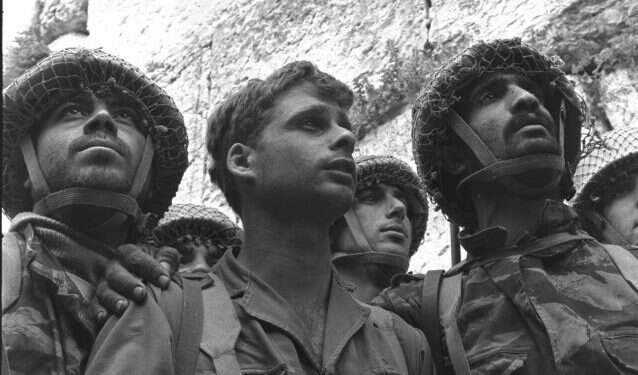 הצנחנים בכותל במלחמת ששת הימים. צילום: דויד רובינגר, לע''מ צילום: דויד רובינגר, לע''מ