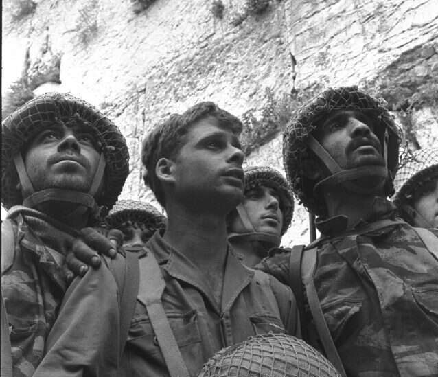 הצנחנים בכותל במלחמת ששת הימים. צילום: דויד רובינגר, לע''מ צילום: דויד רובינגר, לע''מ