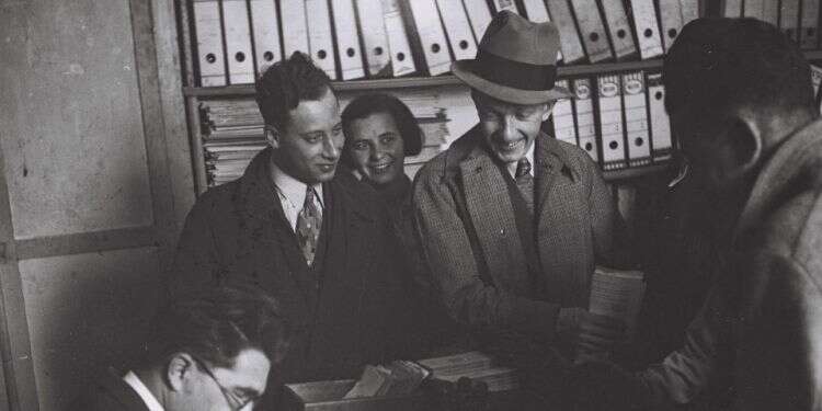 חוויית הקליטה הקשה של עולי גרמניה בישראל נאמרת ברמז בלבד. עולים חדשים מגרמניה בביקורת הדרכונים בנמל יפו, 1933. צילום: זולטן קלוגר לע''מ צילום: זולטן קלוגר לע''מ