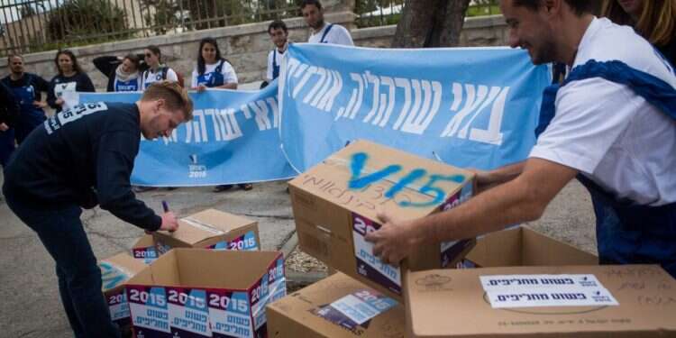 הפגנה של תנועת V15 מול בית ראש הממשלה, בבחירות הקודמות. צילום: מרים אלסטר, פלאש 90 צילום: מרים אלסטר, פלאש 90