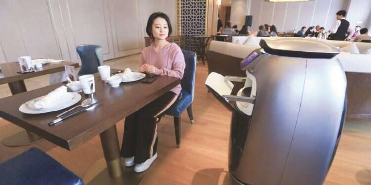 רובוט מפנה כלים בחדר האוכל של המלון. צילום: גטי אימג'ס
צילום: גטי אימג'ס