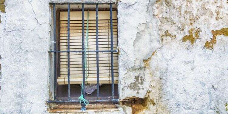 הסיפור הקצר הוא הכתמים בקיר, הבליטות, קילוף הטיח ונקודות שכבת הצבע הכפולה. צילום: גטי אימג'ס צילום: גטי אימג'ס