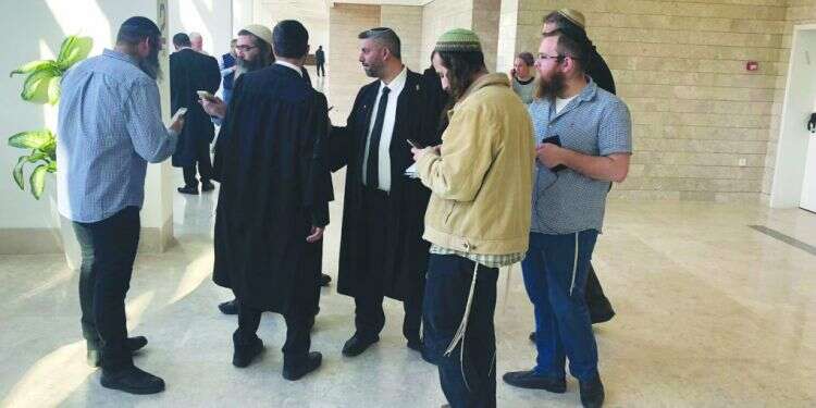 חבריהם, קרובי משפחותיהם ופרקליטיהם של החשודים בהריגת עישה א-ראבי בבית המשפט. צילום: רויטרס צילום: רויטרס