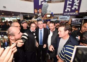 גדעון סער מוקף באנשי תקשורת. צילום: י' צילומים,  צילום: י' צילומים, "הלאומיאדה"