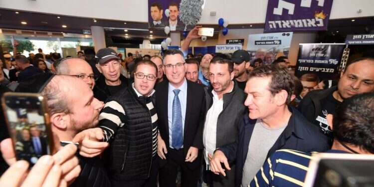 גדעון סער מוקף באנשי תקשורת. צילום: י' צילומים,  צילום: י' צילומים, "הלאומיאדה"