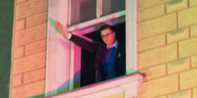 חבר אחוות גות'יה מצדיע במועל יד