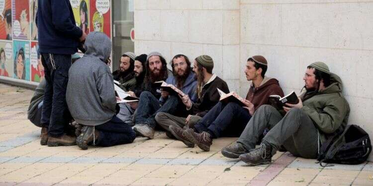 חבריהם של העצורים בחשד לרצח טאישה ראבי מחוץ לבית המשפט בראשון לציון. צילום: גדעון מרקוביץ' צילום: גדעון מרקוביץ'