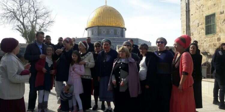 יהודים בהר הבית. צילום: ארנון סגל צילום: ארנון סגל