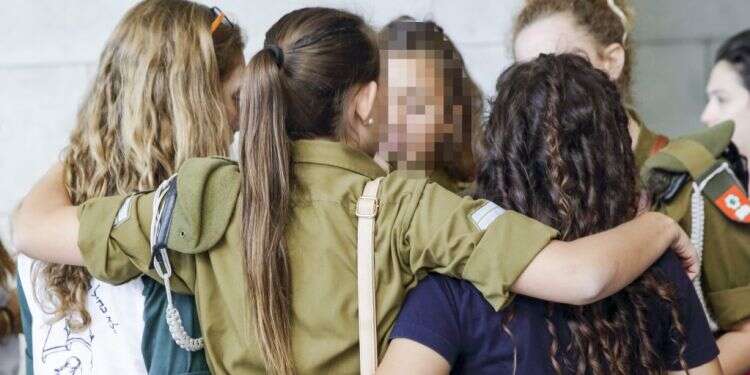 חיילת וחברותיה. צילום אילוסטרציה: יצחק רוסק צילום אילוסטרציה: יצחק רוסק