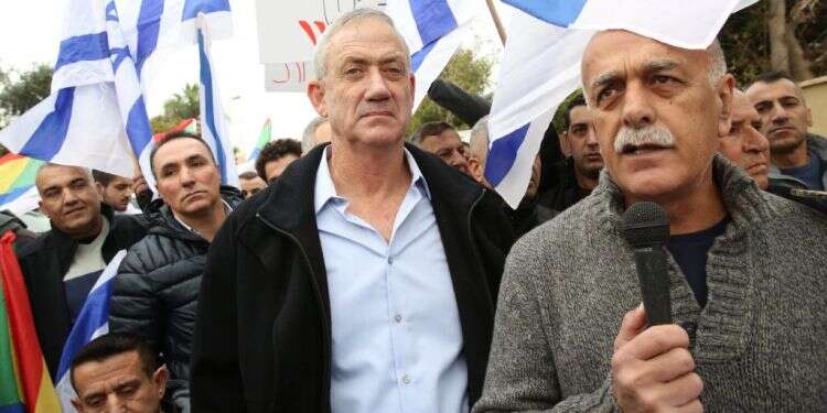 בני גנץ עם פעילי מחאת חוק הלאום. צילום: יהושע יוסף
צילום: יהושע יוסף