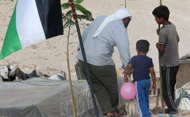 תושבי חאן אל-אחמר. צילום: מרים צחי צילום: מרים צחי