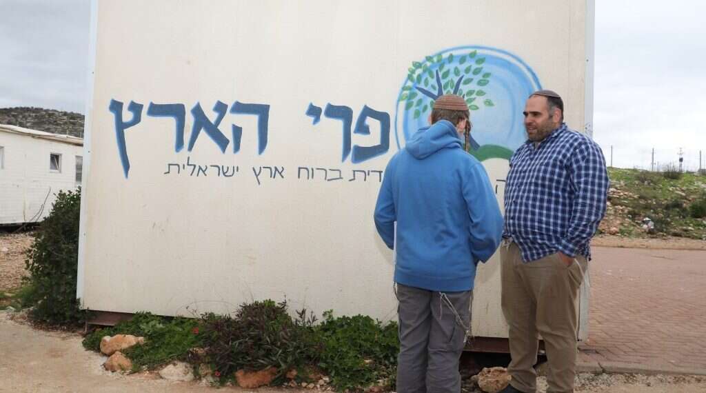 נתנאל סרוסי, מנהל ישיבת פרי הארץ, עם תלמיד. צילום: מרים צחי צילום: מרים צחי