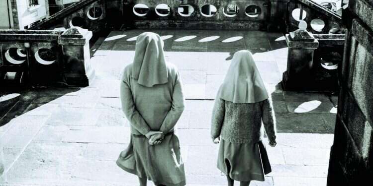 לא כל הדמויות הדתיות בסיפור הן מפלצות. נזירות בכנסייה. צילום: שאטרסטוק צילום: שאטרסטוק