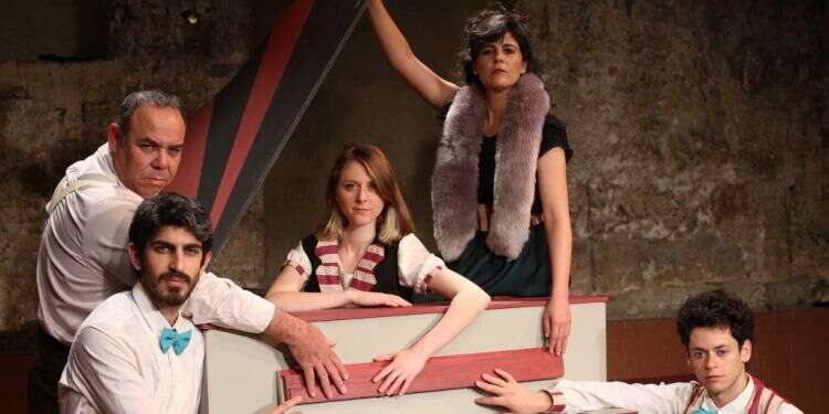 מתוך ההצגה 'מחר נצחק'. צילום: שחף ברגר צילום: שחף ברגר