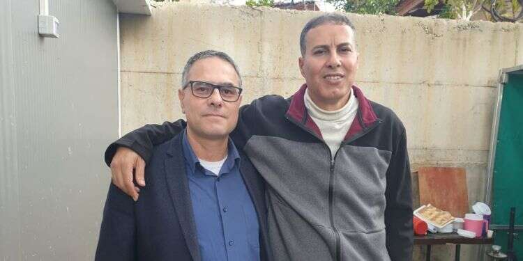 מדוע הצטלם יו"ר רשימת בל"ד המיועד עם מחבל משוחרר?